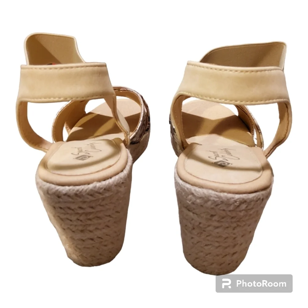 New Secret Celebrity Wedge Sandals Size 9.5